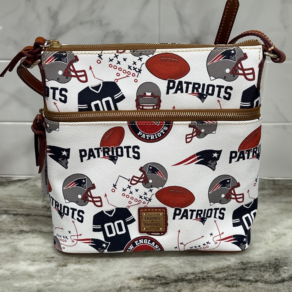 New England PATRIOTS Football Dooney & Bourke Game Day CROSSBODY Purse Bag NFL